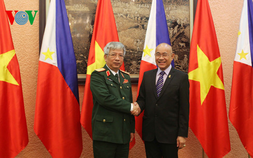 Thứ trưởng Bộ Quốc phòng Nguyễn Chí Vịnh và Thứ trưởng Quốc phòng Philippines Honorio S. Azcueta trong đối thoại quốc phòng giữa hai nước, ảnh: VOV. Thứ trưởng Bộ Quốc phòng Nguyễn Chí Vịnh và Thứ trưởng Quốc phòng Philippines Honorio S. Azcueta trong đối thoại quốc phòng giữa hai nước, ảnh: VOV.