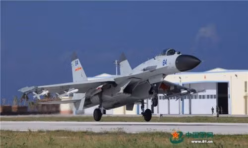 Chiến đấu cơ J-11 Trung Quốc triển khai bất hợp pháp ở Phú Lâm, Hoàng Sa, Đà Nẵng, Việt Nam được chính truyền thông nước này tải lên internet. Ảnh: 81.cn.