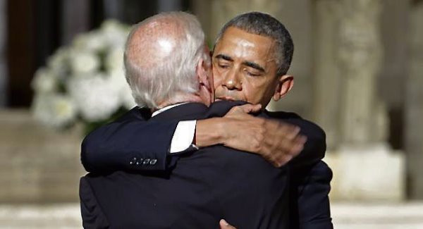 Tổng thống Obama chia sẻ nỗi đau mất con với cấp phó của mình, ông Joe Biden trong tang lễ con trai. Ảnh: us-news.us. Tổng thống Obama chia sẻ nỗi đau mất con với cấp phó của mình, ông Joe Biden trong tang lễ con trai. Ảnh: us-news.us.