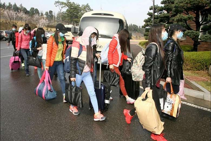13 nhân viên nhà hàng Bắc Triều Tiên mở tại Ninh Ba, Chiết Giang, Trung Quốc đã chạy sang Hàn Quốc, ảnh Reuters. 13 nhân viên nhà hàng Bắc Triều Tiên mở tại Ninh Ba, Chiết Giang, Trung Quốc đã chạy sang Hàn Quốc, ảnh Reuters.