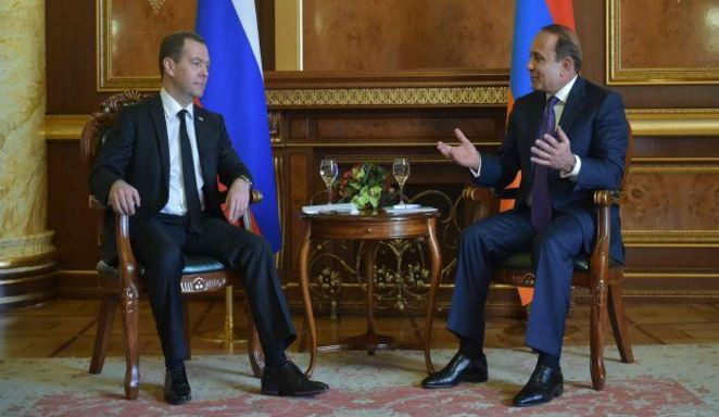 Thủ tướng Nga Dmitry Medvedev và Thủ tướng Azerbaijan Artur Rasizade bàn bạc về việc chấm dứt xung đột tại Nagorno-Karabakh. Ảnh: Sputnik. Thủ tướng Nga Dmitry Medvedev và Thủ tướng Azerbaijan Artur Rasizade bàn bạc về việc chấm dứt xung đột tại Nagorno-Karabakh. Ảnh: Sputnik.