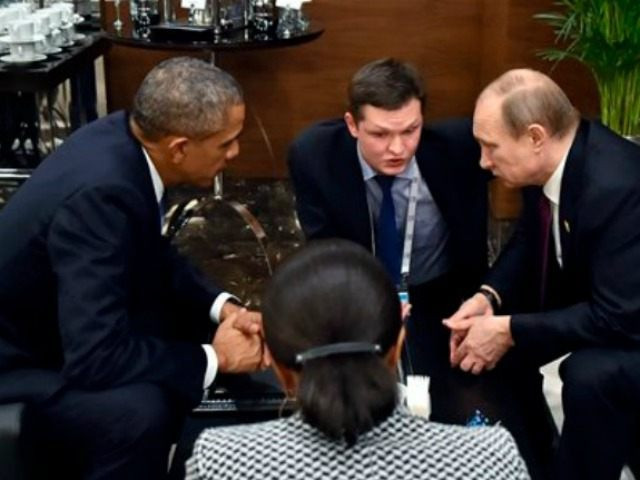 Tổng thống Mỹ Barack Obama và Tổng thống Nga Vladimir Putin trong một cuộc gặp bất ngờ, ảnh: AP.