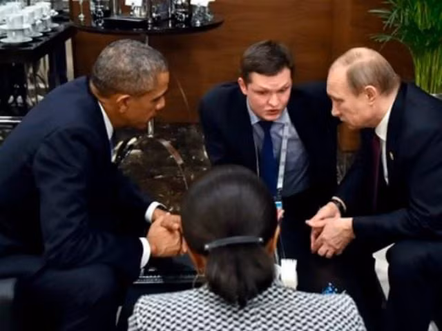 Tổng thống Mỹ Barack Obama và Tổng thống Nga Vladimir Putin trong một cuộc gặp bất ngờ, ảnh: AP.
