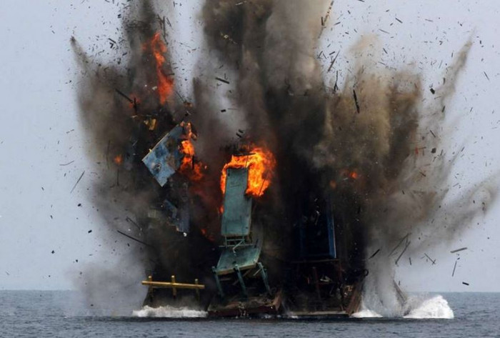 Tàu cá láng giềng bị Indonesia công khai phá nổ, còn một số tàu cá Trung Quốc thì bị phá âm thầm hoặc không làm gì được. Ảnh: SCMP. Tàu cá láng giềng bị Indonesia công khai phá nổ, còn một số tàu cá Trung Quốc thì bị phá âm thầm hoặc không làm gì được. Ảnh: SCMP.