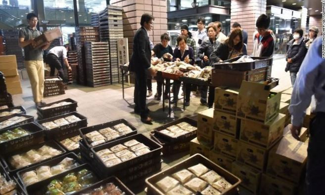 Người dân Nhật Bản trật tự trong việc nhận tiếp tế, hỗ trợ của chính phủ - một hình ảnh nhân văn thường thấy khi xảy ra thảm hoạ tại đất nước này. Ảnh: CNN. Người dân Nhật Bản trật tự trong việc nhận tiếp tế, hỗ trợ của chính phủ - một hình ảnh nhân văn thường thấy khi xảy ra thảm hoạ tại đất nước này. Ảnh: CNN.