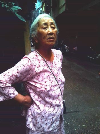 Bà Nguyễn Thị Vinh bức xúc trước việc thi công ì ạch. Bà Nguyễn Thị Vinh bức xúc trước việc thi công ì ạch.