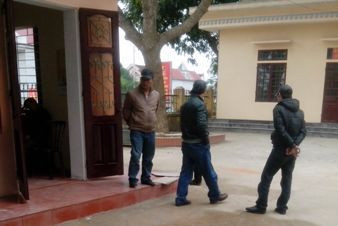 Các đối tượng được cho là dân "xã hội đen" thường xuyên ngăn cản các DN tham gia mua hồ sơ thầu. Các đối tượng được cho là dân "xã hội đen" thường xuyên ngăn cản các DN tham gia mua hồ sơ thầu.