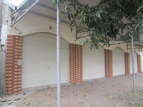 Ngang nhiên xây dựng dãy nhà ki ốt trên đất trang trại. Ngang nhiên xây dựng dãy nhà ki ốt trên đất trang trại.