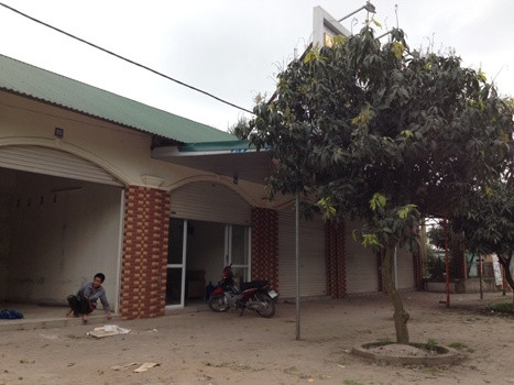 Ông Thành đang cho hoàn thiện dãy nhà kiên cố 16 ki ốt ở "mặt tiền" dự án.