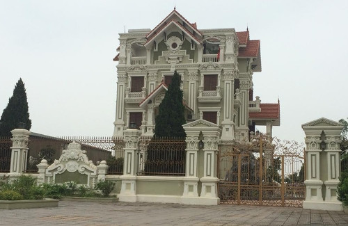 Công trình không giấy phép, mọc trên đất lấn chiếm ngay cạnh Quốc lộ 1A tại huyện Phú Xuyên, TP. Hà Nội đến nay vẫn chưa có hướng xử lý cụ thể. Ảnh: Phan Thiên Công trình không giấy phép, mọc trên đất lấn chiếm ngay cạnh Quốc lộ 1A tại huyện Phú Xuyên, TP. Hà Nội đến nay vẫn chưa có hướng xử lý cụ thể. Ảnh: Phan Thiên