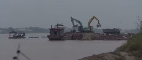 Bãi cát chưa được cấp phép hàng ngày vẫn hoạt động rầm rộ. Ảnh: Phan Thiên