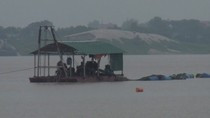 Dùng vòi hút cát trực tiếp lên các bãi trái phép ngay chân đê thuộc địa phận xã Đông Ninh. Ảnh: Phan Thiên Dùng vòi hút cát trực tiếp lên các bãi trái phép ngay chân đê thuộc địa phận xã Đông Ninh. Ảnh: Phan Thiên