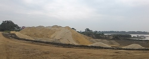 Bãi cát của Công ty Sáu Hằng ngày càng lớn mạnh. Ảnh: Phan Thiên Bãi cát của Công ty Sáu Hằng ngày càng lớn mạnh. Ảnh: Phan Thiên