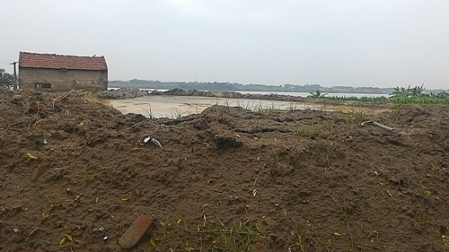 Dưới bóng là cải tạo lò gạch nhưng thực chất là chứa cát để đem đi tiêu thụ. Ảnh: Phan Thiên Dưới bóng là cải tạo lò gạch nhưng thực chất là chứa cát để đem đi tiêu thụ. Ảnh: Phan Thiên