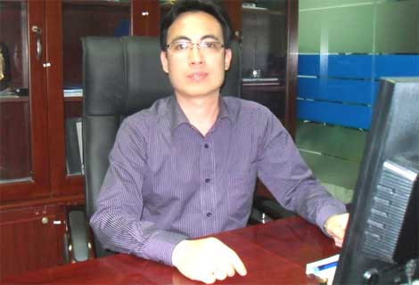 Ông Trần Xuân Kiên, Chủ tịch HĐQT kiêm Tổng Giám đốc Công ty CP Thế giới số Trần Anh chỉ cho biết: “Chủ đầu tư là Công ty Thủ đô 2, thủ tục xây dựng cũng do bên Thủ đô lo. Vì vậy, anh cứ làm việc với bên Thủ đô 2, bên Trần Anh không có ý kiến gì và cũng không có phát ngôn gì". Ảnh VTC Ông Trần Xuân Kiên, Chủ tịch HĐQT kiêm Tổng Giám đốc Công ty CP Thế giới số Trần Anh chỉ cho biết: “Chủ đầu tư là Công ty Thủ đô 2, thủ tục xây dựng cũng do bên Thủ đô lo. Vì vậy, anh cứ làm việc với bên Thủ đô 2, bên Trần Anh không có ý kiến gì và cũng không có phát ngôn gì". Ảnh VTC