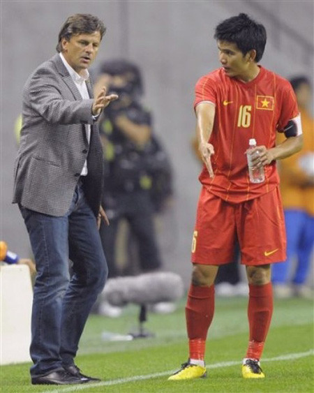 Quang Thanh và HLV Goetz.