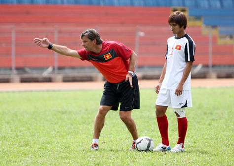 Goetz bị sa thải chỉ sau nửa năm làm việc ở Việt Nam. Goetz bị sa thải chỉ sau nửa năm làm việc ở Việt Nam.