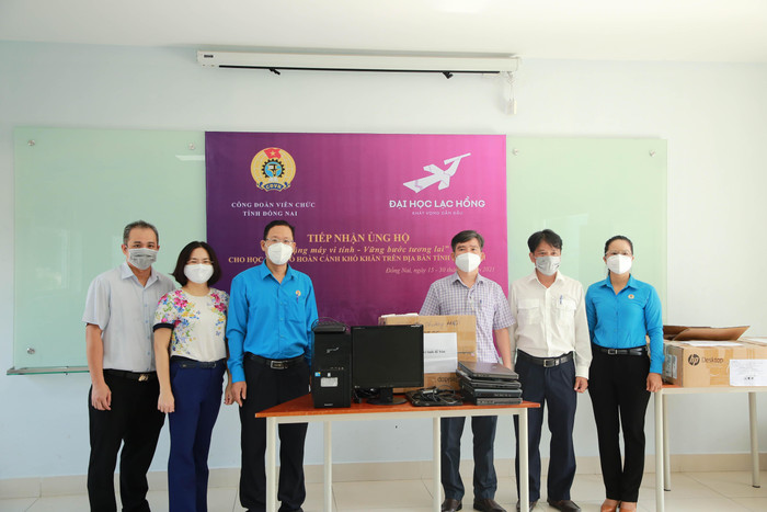 Chương trình do Công đoàn viên chức tỉnh Đồng Nai phối hợp với Trường Đại học Lạc Hồng thực hiện nhằm ủng hộ thiết bị học tập cho các học sinh có hoàn cảnh khó khăn trên địa bàn tỉnh Đồng Nai. Ảnh: Hữu Đức