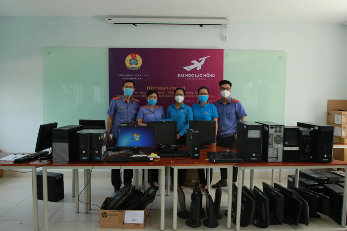 Ban Thường vụ Công đoàn viên chức tỉnh Đồng Nai tiếp nhận máy tính bàn từ các tổ chức Công đoàn trực thuộc. Ảnh: Hữu Đức