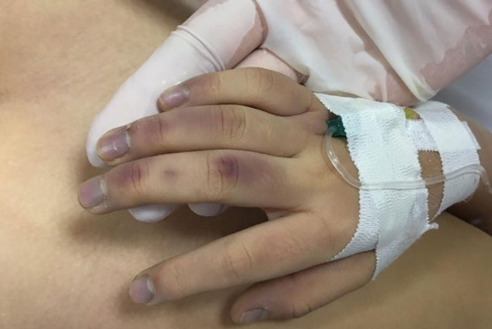 Bé gái 6 tuổi tử vong do bi bố đánh. Ảnh: Đời sống và Pháp luật Bé gái 6 tuổi tử vong do bi bố đánh. Ảnh: Đời sống và Pháp luật