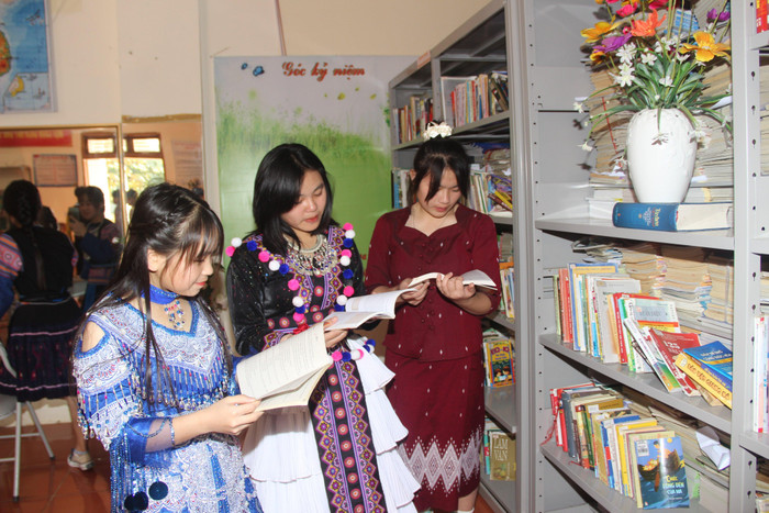 Giờ học trên thư viện.