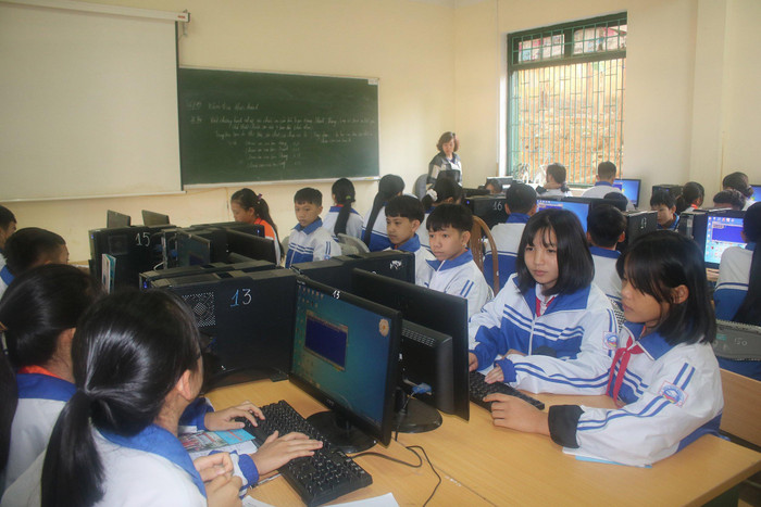 Trong giờ học tin học.