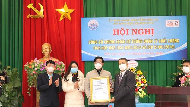 Lãnh đạo Viện Kiểm định và Phát triển Chất lượng, Chủ tịch Hội Chất lượng thành phố Hồ Chí Minh trao Giấy chứng nhận cho Sở Giáo dục và Đào tạo Sơn La. Ảnh: Sở Giáo dục và Đào tạo Sơn La Lãnh đạo Viện Kiểm định và Phát triển Chất lượng, Chủ tịch Hội Chất lượng thành phố Hồ Chí Minh trao Giấy chứng nhận cho Sở Giáo dục và Đào tạo Sơn La. Ảnh: Sở Giáo dục và Đào tạo Sơn La