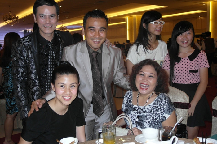 Ca sĩ Siu Black đến muộn, vì bận hát. Chị cười thoải mái: "Chúc mừng Phước Sang đã vượt lên chính mình!".