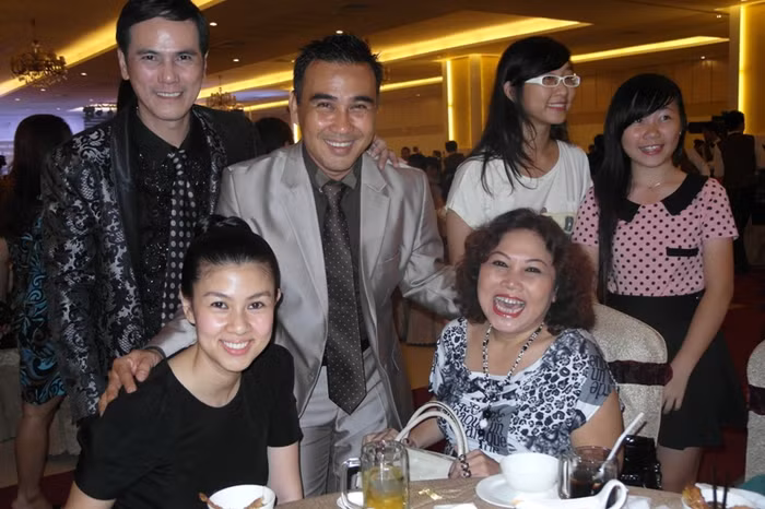 Ca sĩ Siu Black đến muộn, vì bận hát. Chị cười thoải mái: "Chúc mừng Phước Sang đã vượt lên chính mình!".