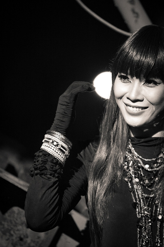 Và nụ cười rộng mở không lẫn vào đâu được. Và nụ cười rộng mở không lẫn vào đâu được.