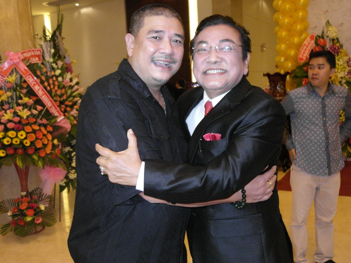 Phú Quý tay bắt mặt mừng cùng Lê Tuấn Anh.