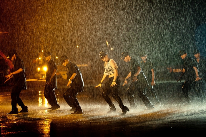 Cơn mưa nhân tạo tầm tã này gây cho người xem một cảm giác chơi vơi...Thời gian quay cảnh này là tầm 3h sáng, dù là mưa giả nhưng vì quay liên tục suốt gần hai giờ đồng hồ nên Mỹ Tâm đã bị ốm ngay sau đó. Cơn mưa nhân tạo tầm tã này gây cho người xem một cảm giác chơi vơi...Thời gian quay cảnh này là tầm 3h sáng, dù là mưa giả nhưng vì quay liên tục suốt gần hai giờ đồng hồ nên Mỹ Tâm đã bị ốm ngay sau đó.