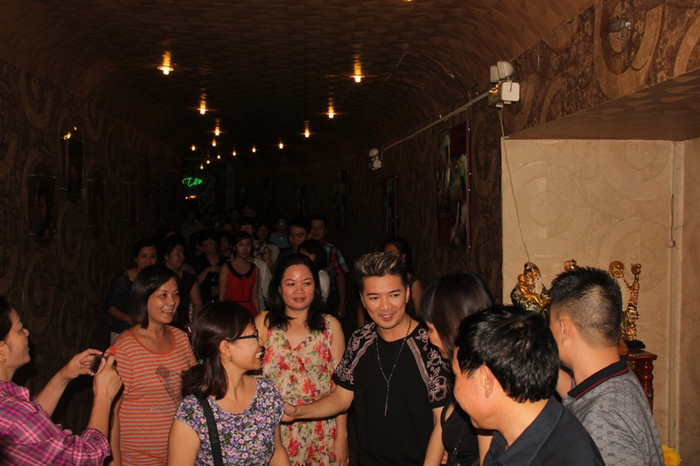 Và đêm diễn vừa qua tại phòng trà Không tên đã minh chứng: Anh vẫn có vị trí vững chắc trong lòng khán giả yêu mến mình. Phòng trà Không tên đã không còn một chỗ trống nào. Và đêm diễn vừa qua tại phòng trà Không tên đã minh chứng: Anh vẫn có vị trí vững chắc trong lòng khán giả yêu mến mình. Phòng trà Không tên đã không còn một chỗ trống nào.