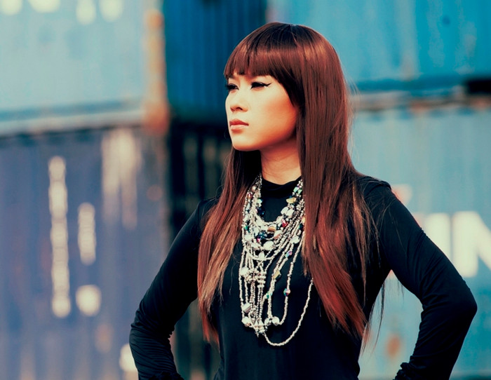 Phía sau nụ cười, có những nỗi buồn về sự giả, thật của cuộc sống hiện tại. Phía sau nụ cười, có những nỗi buồn về sự giả, thật của cuộc sống hiện tại.