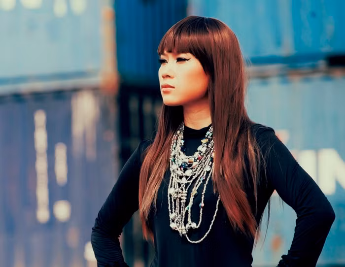 Phía sau nụ cười, có những nỗi buồn về sự giả, thật của cuộc sống hiện tại.