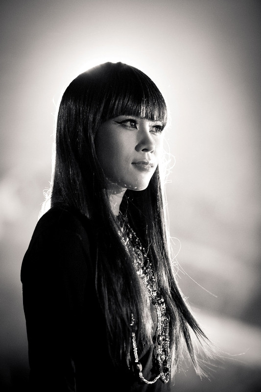 Giải thích về hình ảnh này, Mỹ Tâm cho biết đó là ý đồ để truyền đạt toàn bộ ý nghĩa của ca khúc lẫn MV Trắng - Đen đến người xem. Giải thích về hình ảnh này, Mỹ Tâm cho biết đó là ý đồ để truyền đạt toàn bộ ý nghĩa của ca khúc lẫn MV Trắng - Đen đến người xem.