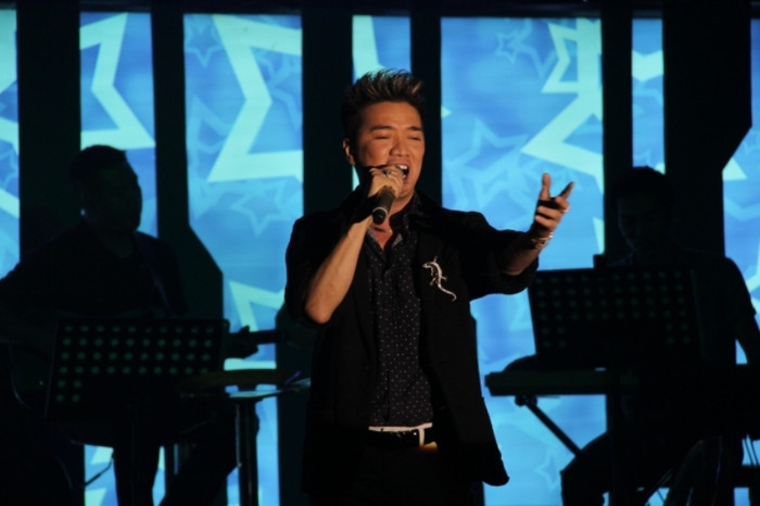 Khán giả đông nghịt phòng trà Không tên vỗ tay rần rần, cổ vũ Mr Đàm. Khán giả đông nghịt phòng trà Không tên vỗ tay rần rần, cổ vũ Mr Đàm.