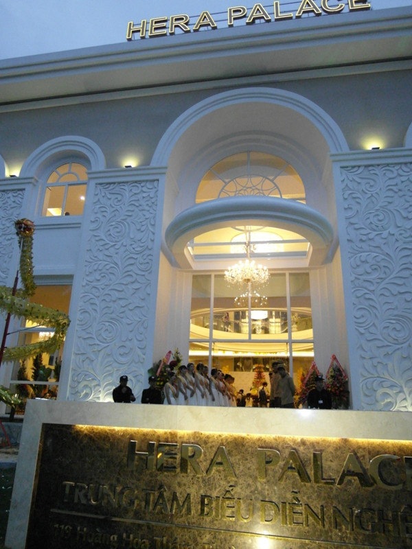 Bên ngoài trung tâm biểu diễn nghệ thuật Hera Palace.