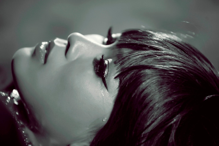 Mỹ Tâm với mái tóc trắng đang nằm ngủ và mơ thấy ác mộng đó chính là hiện thân cho màu trắng, cái thiện trong một con người. Đây là hình ảnh ấn tượng nhất trong MV Trắng - Đen. Mỹ Tâm với mái tóc trắng đang nằm ngủ và mơ thấy ác mộng đó chính là hiện thân cho màu trắng, cái thiện trong một con người. Đây là hình ảnh ấn tượng nhất trong MV Trắng - Đen.