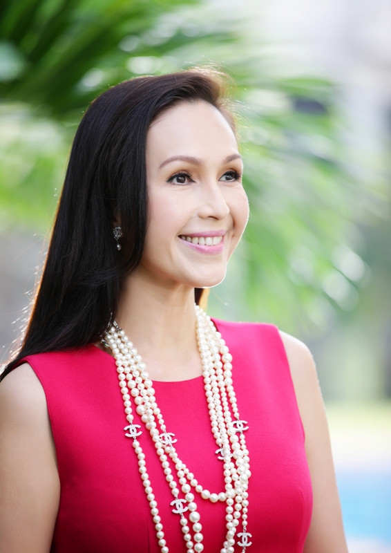 Rất bình thản với con số 50 tuổi tròn trĩnh, Diễm My cười tươi: "Đối với tôi, độ tuổi 50 là độ tuổi đẹp nhất. Tôi đang dần bước vào buổi hoàng hôn của đời người".