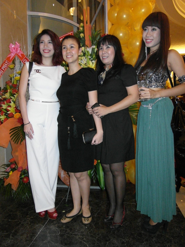 Ca sĩ Pha Lê chung vui cùng Kim Thư trong ngày khai trương.