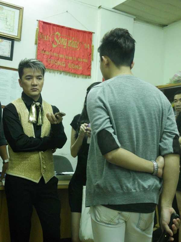 MC Trấn Thành dành nhiều thời gian đứng cạnh, trò chuyện cùng Mr Đàm trước khi bước ra sân khấu trình diễn. MC Trấn Thành dành nhiều thời gian đứng cạnh, trò chuyện cùng Mr Đàm trước khi bước ra sân khấu trình diễn.