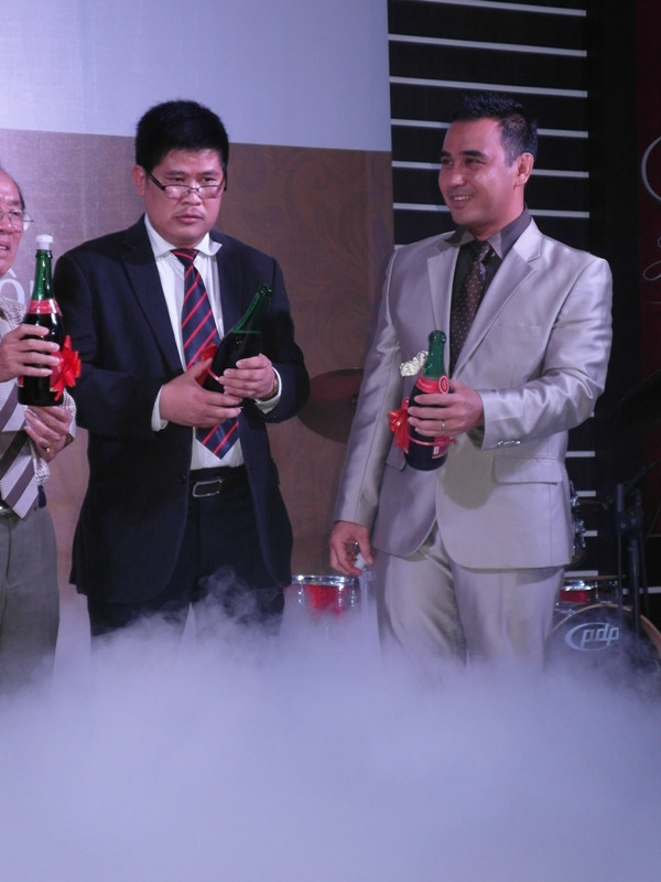 Hai "chủ xị" của nhà hàng: Phước Sang và Quyền Linh.