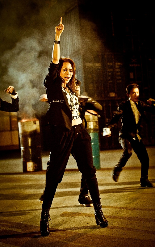 Trong MV Trắng - Đen, Mỹ Tâm đã mượn hình ảnh đa diện trong nội tâm của một cô gái để nói về ranh giới giữa đúng - sai, thật - giả... trong cuộc sống hiện tại. Trong MV Trắng - Đen, Mỹ Tâm đã mượn hình ảnh đa diện trong nội tâm của một cô gái để nói về ranh giới giữa đúng - sai, thật - giả... trong cuộc sống hiện tại.