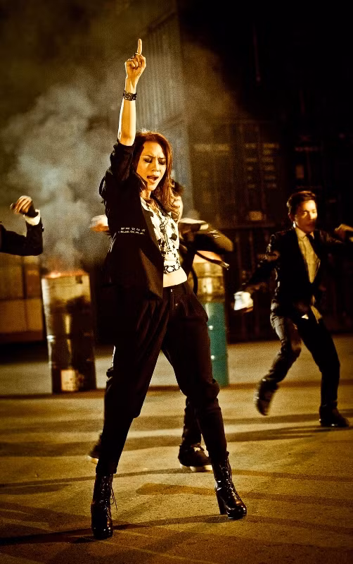 Trong MV Trắng - Đen, Mỹ Tâm đã mượn hình ảnh đa diện trong nội tâm của một cô gái để nói về ranh giới giữa đúng - sai, thật - giả... trong cuộc sống hiện tại.