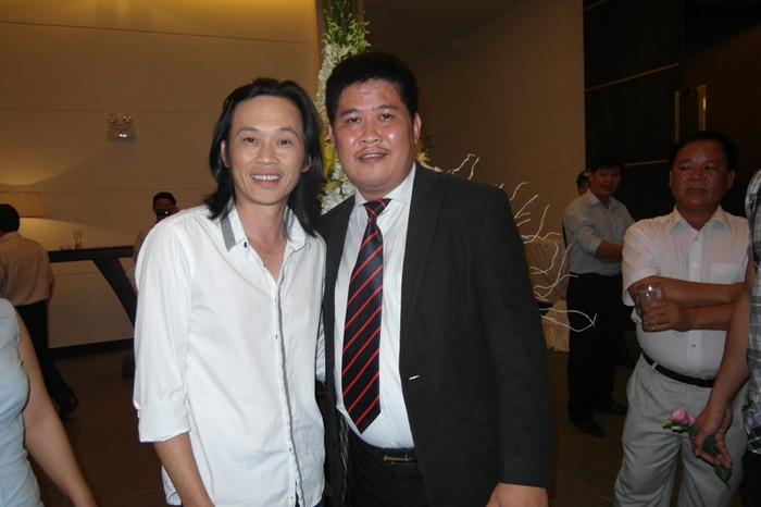 Danh hài Hoài Linh "lặn lội" từ TP.HCM ra Vũng Tàu chúc mừng Phước Sang.