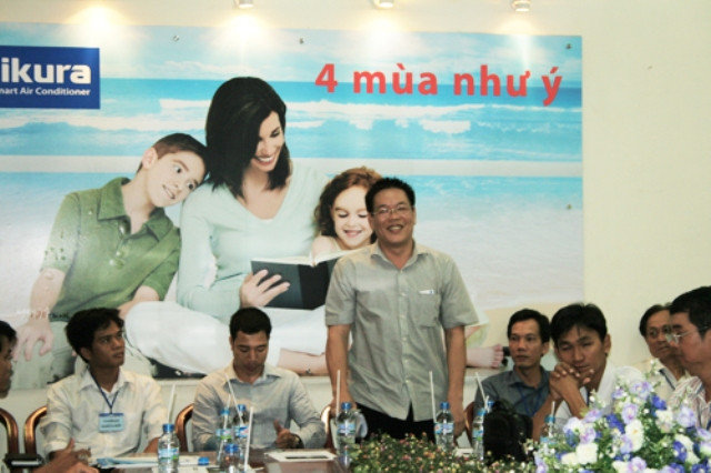 Ông Ngô Quốc Khải - Tổng giám đốc Công ty Cơ điện lạnh Sumi (đứng), người đã "giải cứu" nghệ sĩ Phước Sang trong lúc anh gặp khó khăn.