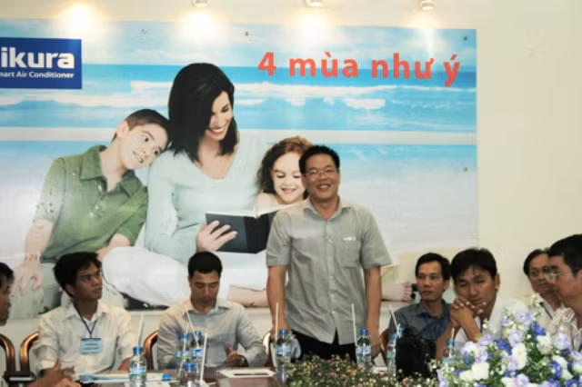 Ông Ngô Quốc Khải - Tổng giám đốc Công ty Cơ điện lạnh Sumi (đứng), người đã "giải cứu" nghệ sĩ Phước Sang trong lúc anh gặp khó khăn.