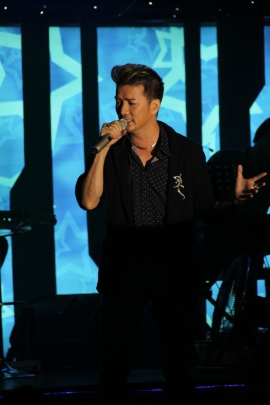 Đàm Vĩnh Hưng nói với khán giả: "Những lúc Hưng gặp sự cố không hay, chính khán giả là chỗ dựa vững chắc nhất cho Hưng, giúp Hưng vượt qua tất cả. Hưng trân trọng tình cảm đó của tất cả khán giả..." Đàm Vĩnh Hưng nói với khán giả: "Những lúc Hưng gặp sự cố không hay, chính khán giả là chỗ dựa vững chắc nhất cho Hưng, giúp Hưng vượt qua tất cả. Hưng trân trọng tình cảm đó của tất cả khán giả..."