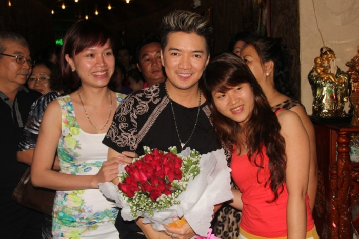 Và những bó hoa tươi thắm từ những cô gái trẻ. Và những bó hoa tươi thắm từ những cô gái trẻ.